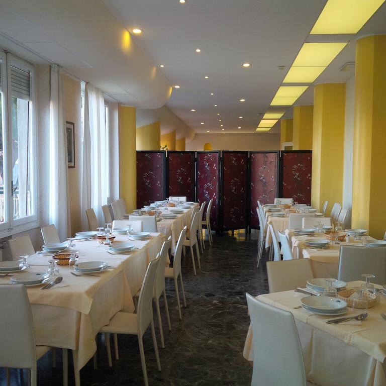 Hotel Robinia 임페리아 외부 사진